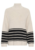 Beige Rollkragensweater mit gerippter Textur und schwarzen horizontalen Streifen. Oversized-Schnitt, mit langen Ärmeln und entspannter Silhouette.