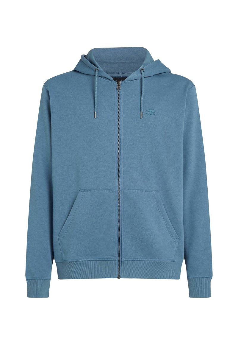 Hellenblaues Zip-Hoodie aus weichem Stoff. Verfügt über einen Frontreißverschluss, zwei Seitentaschen und eine Kapuze mit Kordelzug. Logo auf der linken Brust.