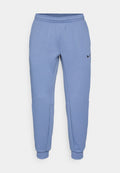 Nike-Sweatpants in hellblau, aus weichem Stoff, mit tailliertem Design, elastischem Bund und einem schwarzen Logo-Detail auf der linken Seite.