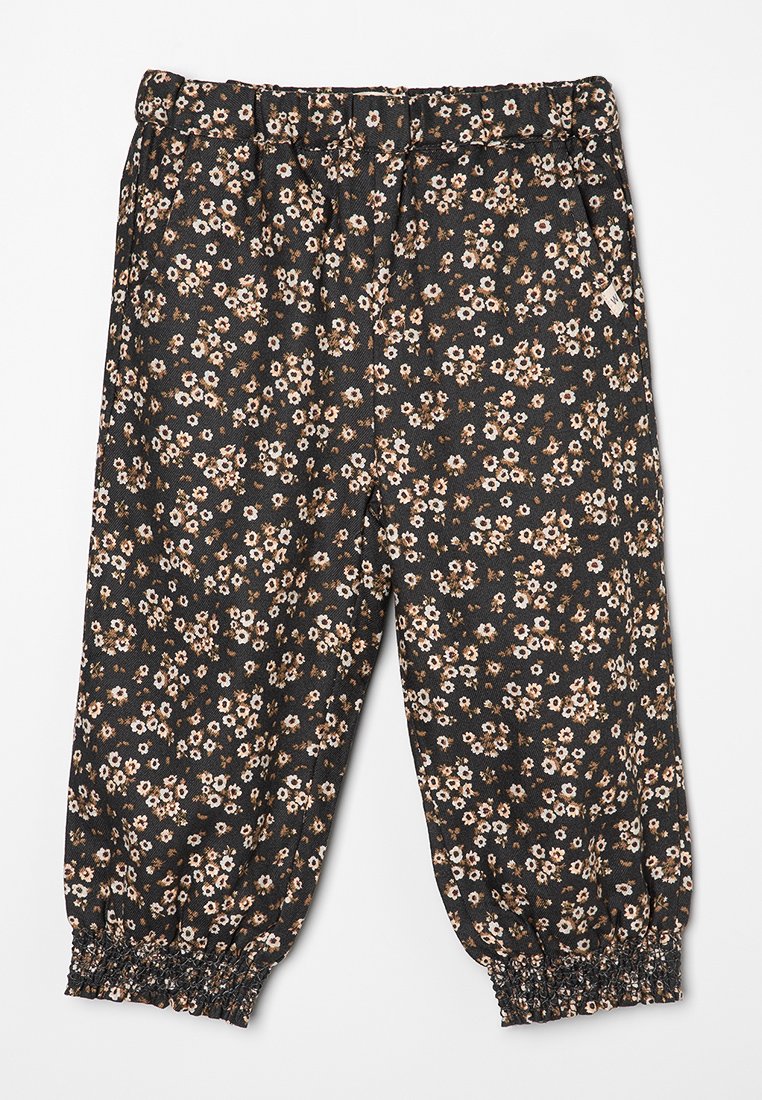 Schwarze Blumenhose mit elastischem Bund und gerafften Bündchen, die ein Muster aus kleinen beigen und weißen Blumen auf einem dunklen Hintergrund zeigt.
