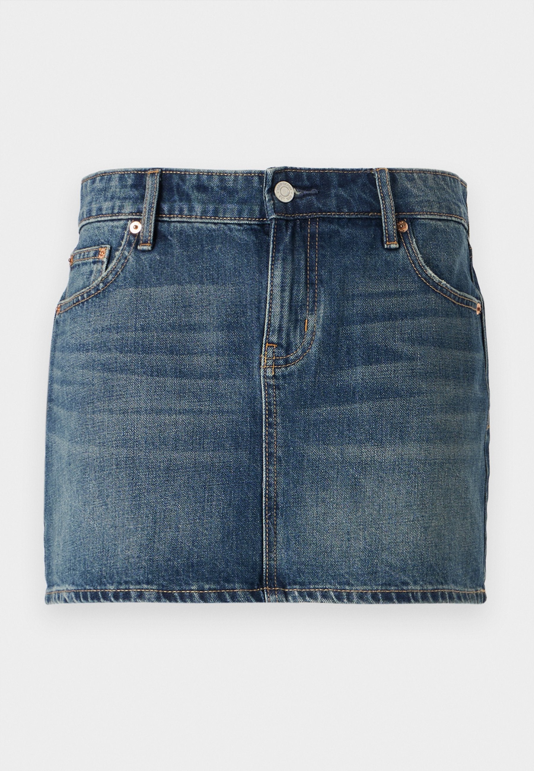 Dunkelblaue Jeans-Minirock mit Fünf-Taschen-Design, Knopfverschluss und sichtbaren stitching Akzenten. Glatte Textur mit leichter Ausbleichung.