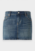 Dunkelblaue Jeans-Minirock mit Fünf-Taschen-Design, Knopfverschluss und sichtbaren stitching Akzenten. Glatte Textur mit leichter Ausbleichung.