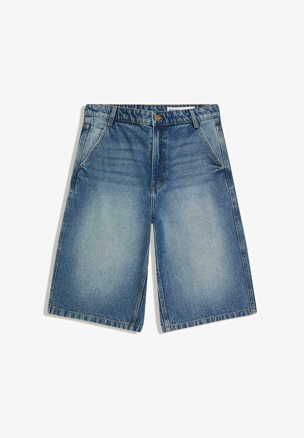 Bershka BAGGY BERMUDA - Denim shorts - blue denim