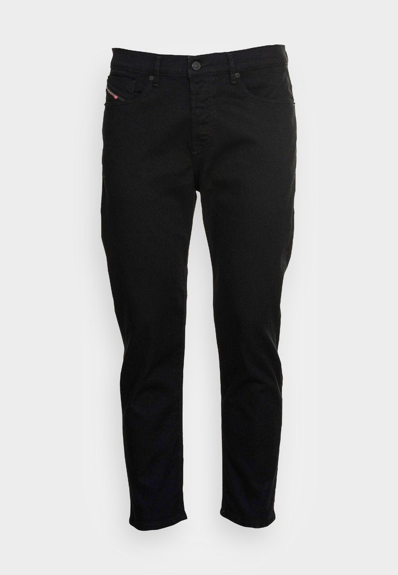 Schwarze Jeans aus Denim mit taillierter Passform, Fünf-Taschen-Design und Knopfverschluss. Dezente Nähte betonen die Nähe zu den Taschen.