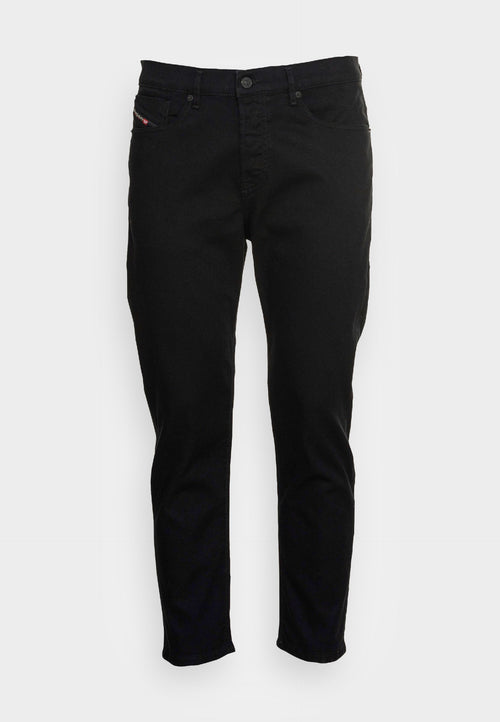 Schwarze Jeans aus Denim mit taillierter Passform, Fünf-Taschen-Design und Knopfverschluss. Dezente Nähte betonen die Nähe zu den Taschen.
