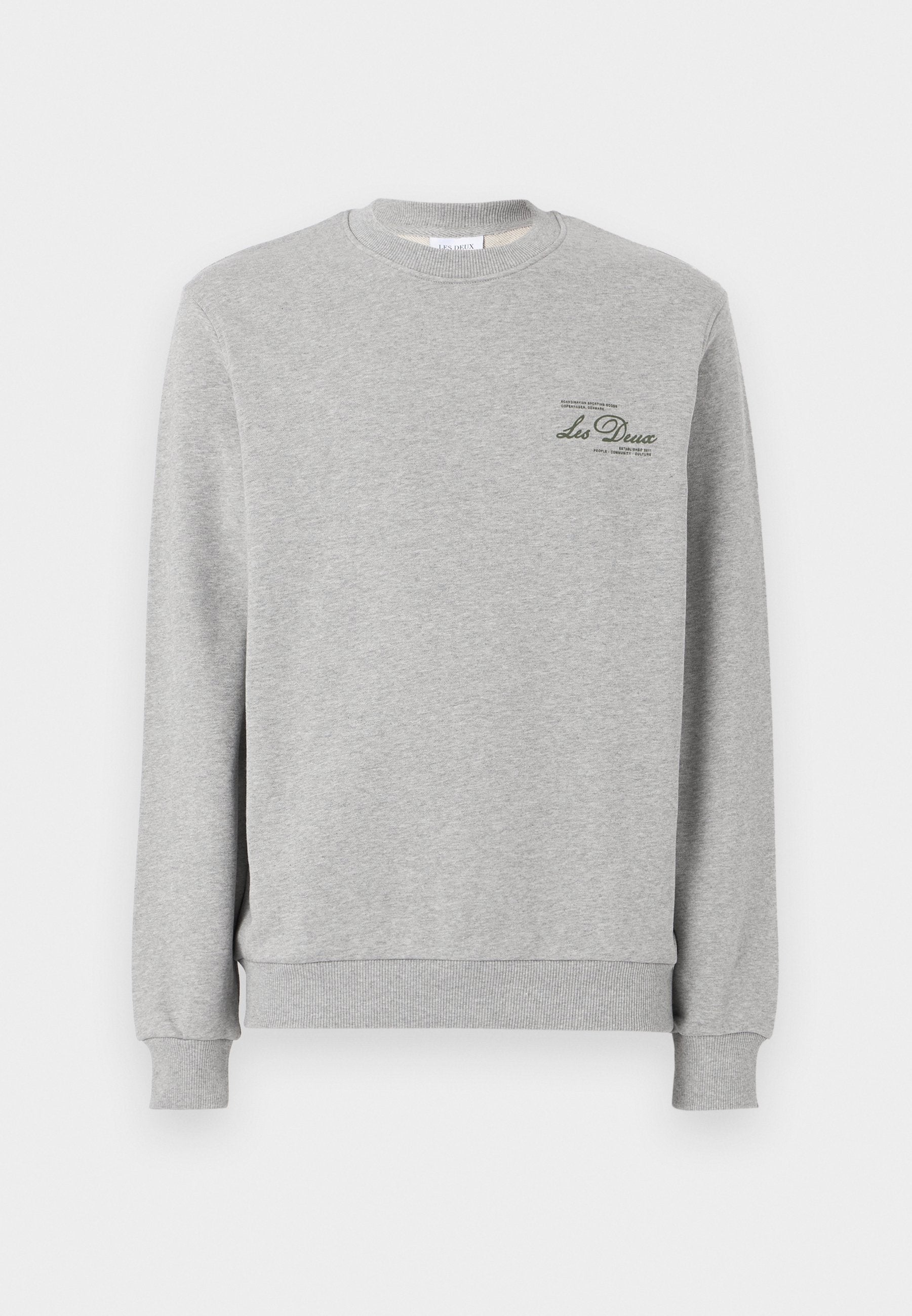 Grauer Sweatshirt aus weichem Baumwoll-Mix, mit Rundhalsausschnitt, gerippten Bündchen und einem kleinen dunkelgrünen Logo auf der Brust.