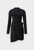 Schwarzes langärmliges Kleid aus weichem, strukturiertem Stoff; verfügt über einen Ausschnitt, einen Wickeldesign und ein kleines kreisförmiges Detail auf der Brust.