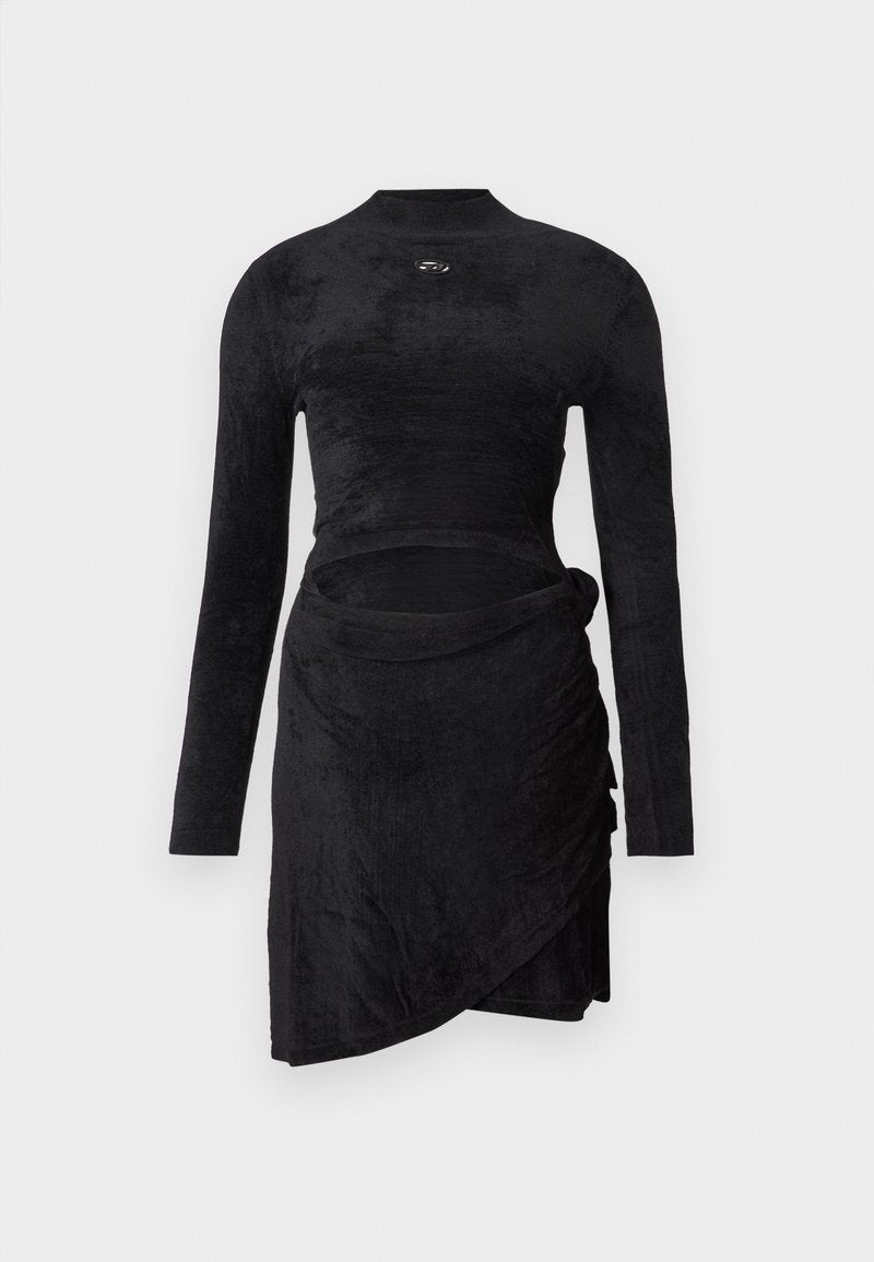 Schwarzes langärmliges Kleid aus weichem, strukturiertem Stoff; verfügt über einen Ausschnitt, einen Wickeldesign und ein kleines kreisförmiges Detail auf der Brust.
