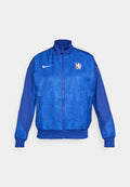 Blaues Zip-Jacke mit strukturiertem Muster, das "LONDON" und "CFC" zeigt, Nike-Logo, hoher Kragen und elastische Bündchen.