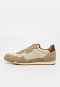 Beiger und hellbrauner Wildleder- und Stoff-Sneaker mit vorderer Schnürung und braunem Lederakzent an der Ferse, seitlich dargestellt.