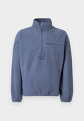 Hellblauer Fleece-Pullover mit hohem Kragen, halbem Reißverschluss und Brusttasche. Verfügt über ein gesticktes "GAP"-Logo und elastische Bündchen.