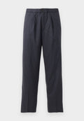 Dunkelblaue Hose aus weichem Stoff mit gef alteter Vorderseite und elastischem Bund. Verfügt über einen Knopfverschluss und gerades Bein.