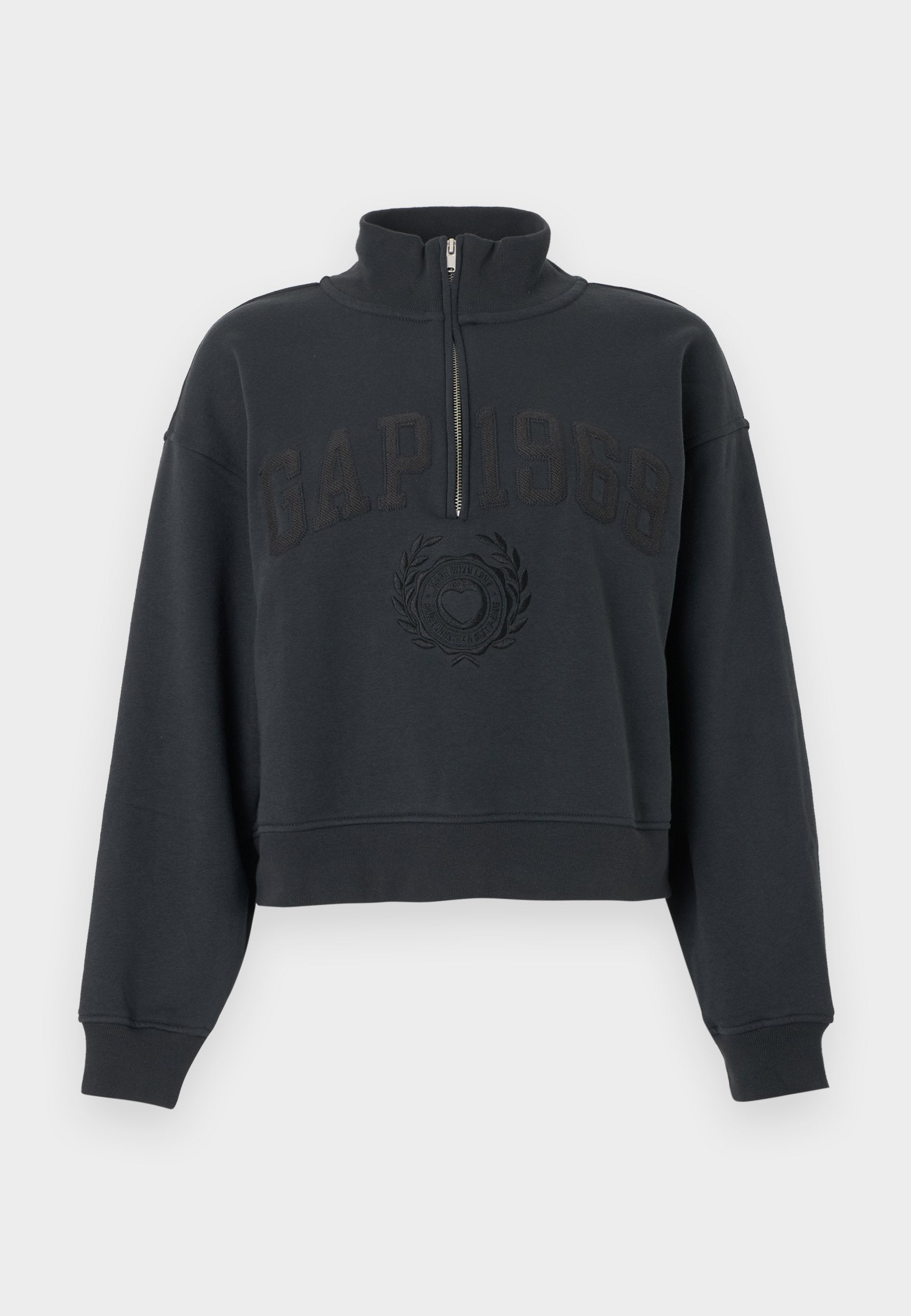 Schwarzes, kurz geschnittenes Sweatshirt mit halbem Reißverschluss am Kragen, langen Ärmeln und geprägt "GAP 1969" Schriftzug sowie Emblem auf der Vorderseite.