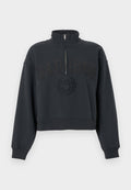 Schwarzes, kurz geschnittenes Sweatshirt mit halbem Reißverschluss am Kragen, langen Ärmeln und geprägt "GAP 1969" Schriftzug sowie Emblem auf der Vorderseite.