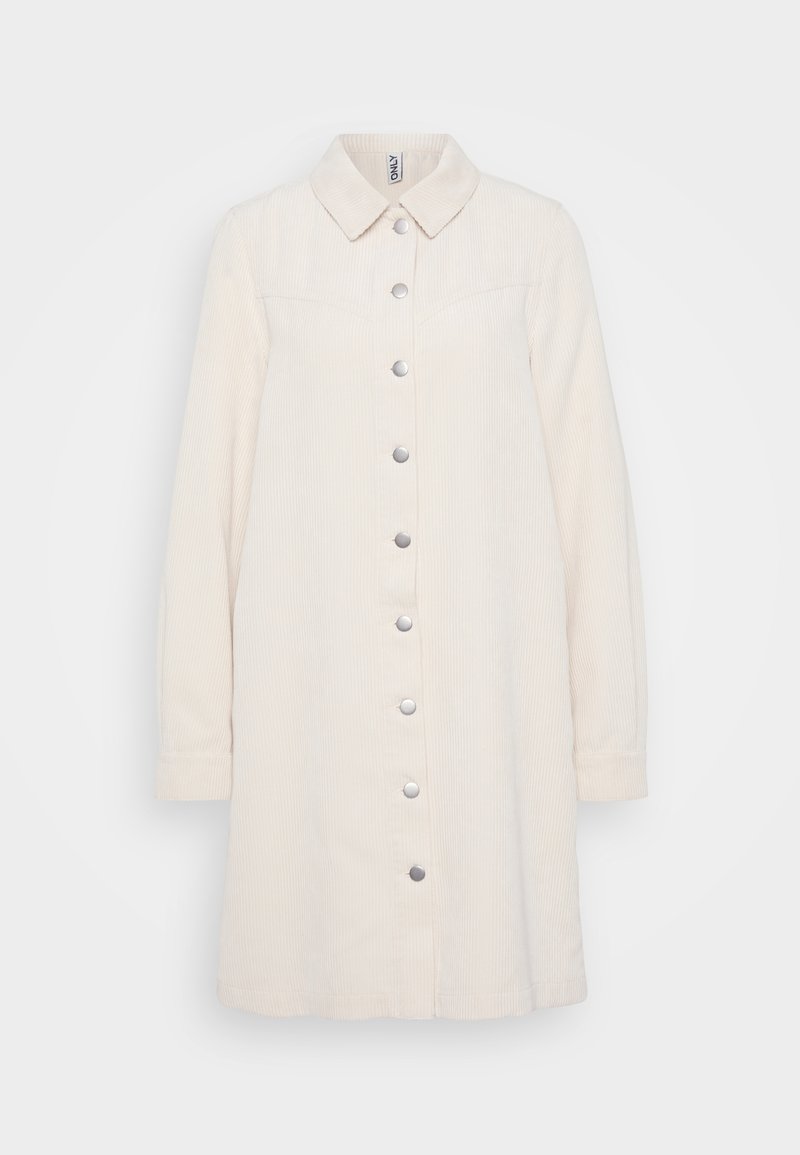 Helles beige Corduroy-Kleid mit Kragen, langen Ärmeln, vertikaler Rippstruktur und metallischen Druckknöpfen entlang der Vorderseite.