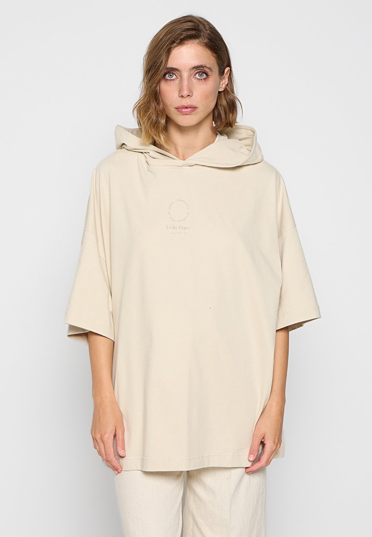 Beige übergroßer Hoodie mit glattem Baumwolltextil, besticktem Logo auf der Brust und einer großen Kapuze. Verfügt über breite Ärmel und eine lockere Passform.