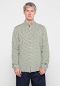 Langärmliges Hemd aus hellgrünem Stoff mit einem sich wiederholenden Muster aus kleinen dunkelgrünen Bögen. Button-Down-Kragen und Manschetten.