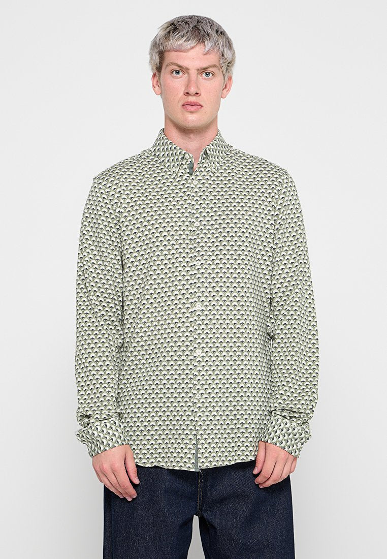 Langärmliges Hemd aus hellgrünem Stoff mit einem sich wiederholenden Muster aus kleinen dunkelgrünen Bögen. Button-Down-Kragen und Manschetten.