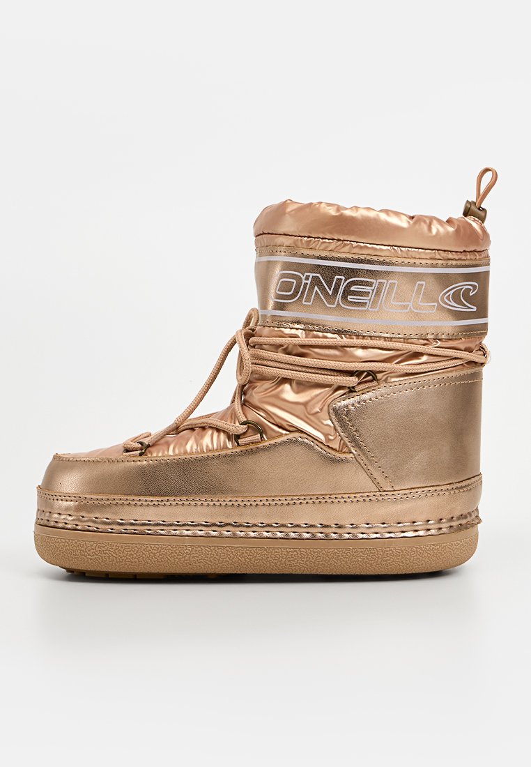 Bronzefarbener, gepolsterter Winterstiefel mit hohem Schaft; ausgestattet mit einer strukturierten Gummisohle, Schnürverschluss und einem Logoband oben.