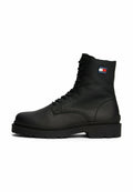 Schwarze Leder-Schnürstiefel mit strukturierten Oberflächen, robuster Gummisohle und einem kleinen rot-weiß-blauen Logo an der Seite.