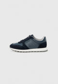 Dunkelblauer und grauer Freizeitsneaker mit Schnürverschluss vorne, gepolstertem Kragen und weißer Sohle mit grauem Profil, von der Innenseite gezeigt.