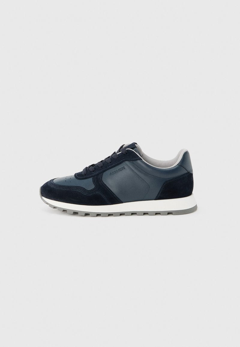 Dunkelblauer und grauer Freizeitsneaker mit Schnürverschluss vorne, gepolstertem Kragen und weißer Sohle mit grauem Profil, von der Innenseite gezeigt.