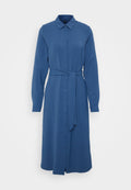 Blaues Hemdblusenkleid mit langen Ärmeln, Kragen, Knopfverschluss vorne und einem passenden Gürtel in der Taille, aus einem glatten Stoff gefertigt.