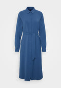 Blaues Hemdblusenkleid mit langen Ärmeln, Kragen, Knopfverschluss vorne und einem passenden Gürtel in der Taille, aus einem glatten Stoff gefertigt.