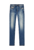Helle blaue gerade geschnittene Jeans aus Denim mit gewaschenem Look. Verfügt über leichte Abnutzungsspuren, ein klassisches Fünf-Taschen-Design und einen Metallknopfverschluss.