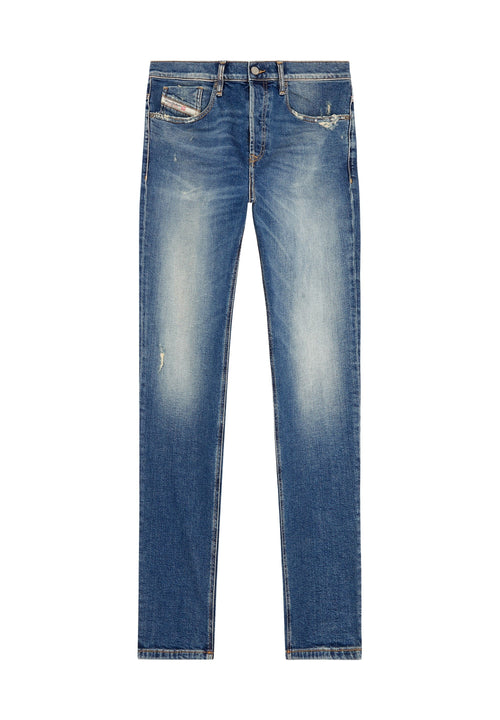 Helle blaue gerade geschnittene Jeans aus Denim mit gewaschenem Look. Verfügt über leichte Abnutzungsspuren, ein klassisches Fünf-Taschen-Design und einen Metallknopfverschluss.