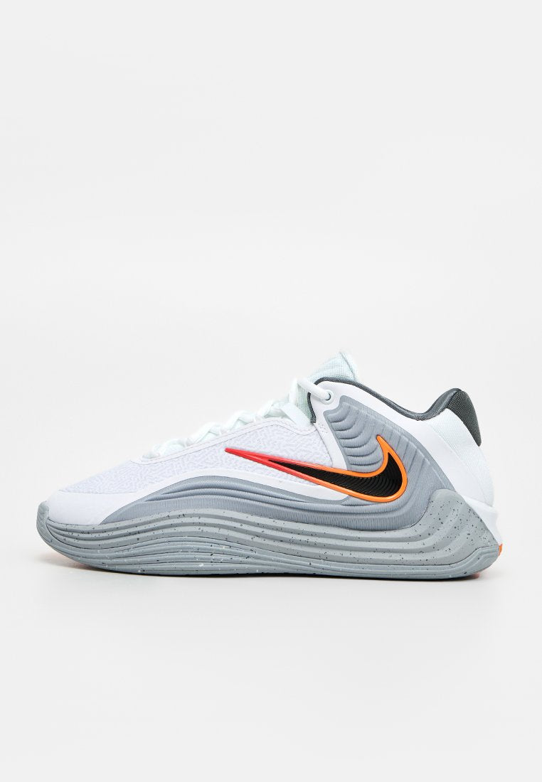 Weißer und grauer Sportschuh mit wellenförmigem Design, orange-schwarzem Nike-Swoosh und dicker gesprenkelter Sohle.