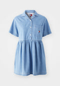 Jeanskleid in Hellblau; kurze Ärmel, Kragen, Knopfverschluss, elastischer Bund, Tasche vorne mit Logopatch, gestuftes Rockteil.