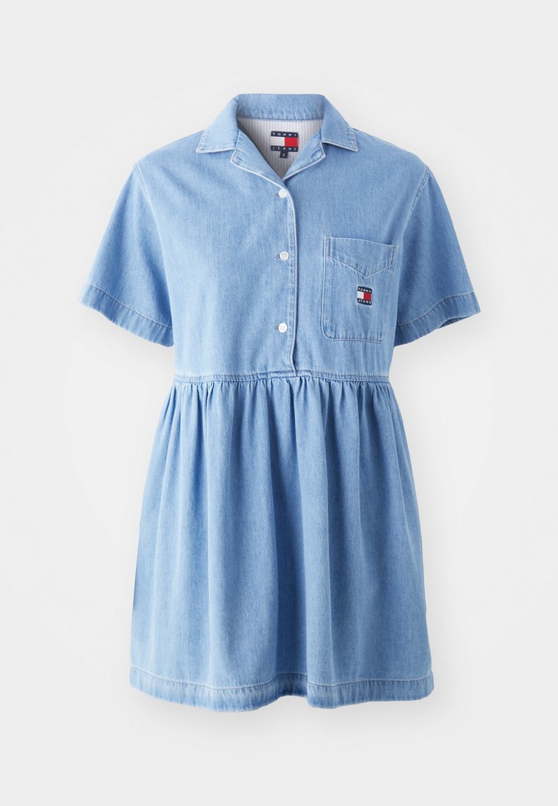 Jeanskleid in Hellblau; kurze Ärmel, Kragen, Knopfverschluss, elastischer Bund, Tasche vorne mit Logopatch, gestuftes Rockteil.