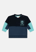 Dunkelblaues Sweatshirt mit hellblauen Akzenten. Verfügt über einen runden Halsausschnitt, lange Ärmel und ein bedrucktes Logo auf der Brust. Inklusive Druckknöpfen.