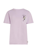 Fliederfarbenes Baumwoll-T-Shirt mit kurzen Ärmeln, auf der linken Brust mit einem grafischen Druck einer Figur, die ein Surfbrett hält, und einem Markenetikett am Saum.