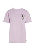 Fliederfarbenes Baumwoll-T-Shirt mit kurzen Ärmeln, auf der linken Brust mit einem grafischen Druck einer Figur, die ein Surfbrett hält, und einem Markenetikett am Saum.