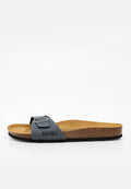 Einzelne graue Slide-Sandale mit Korkfußbett, schwarzer Sohle, verstellbarem Riemen mit Metallschnalle und BAYTON-Logo mit Anker an der Seite.