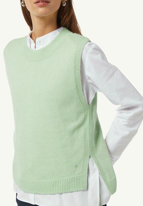 comma casual identity MIT SEITLICHEM SCHLITZ UND LOGO-DETAIL