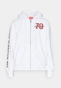 Weiße Zip-Hoodie aus weichem Material mit einem Frontlogo in Rot und schwarzem Text auf dem linken Ärmel. Mit Kordelzug für die Kapuze.