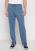 Blaue Baumwoll-Sweatpants mit einem lockeren Schnitt, ausgestattet mit einem elastischen Bund, Zugband und einem weißen Logodetail am Bein.