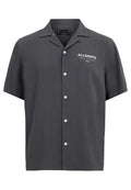 Dunkelgrau kurzärmeliges Button-Down-Hemd mit Kragen, weißem "ALLSAINTS"-Logo und japanischem Text auf der linken Brust.