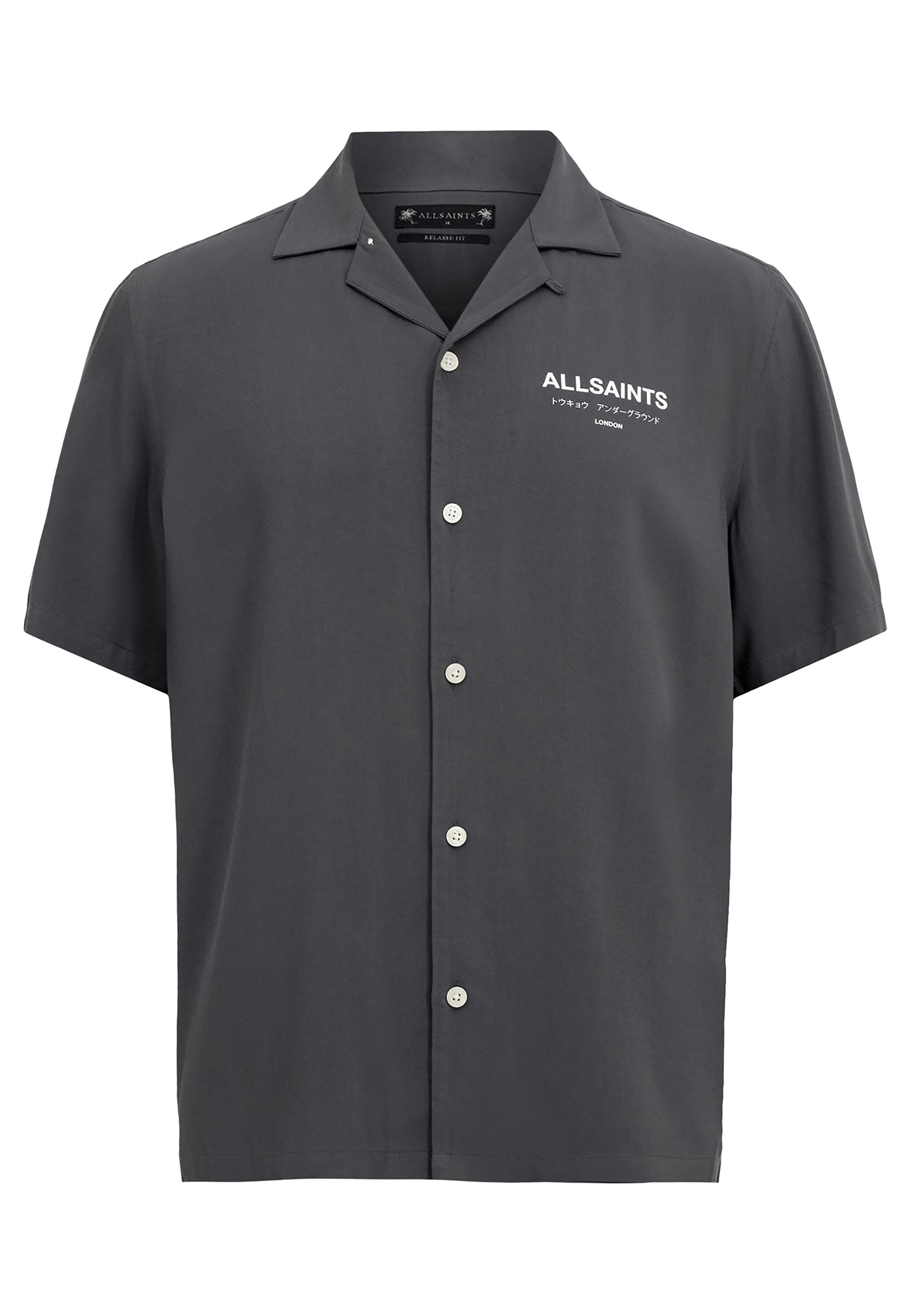 Dunkelgrau kurzärmeliges Button-Down-Hemd mit Kragen, weißem "ALLSAINTS"-Logo und japanischem Text auf der linken Brust.