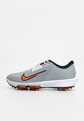 Nike Laufschuh aus grauem Mesh mit orangefarbenen Akzenten, ausgestattet mit einer weißen Zwischensohle, schwarzem Kragen und orangefarbenen Spikes an der Außensohle für besseren Grip.