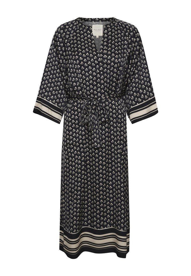 Navyblaues Kleid mit floralem Druck, V-Ausschnitt, drei Viertelärmeln, Taillengürtel und kontrastierenden gestreiften Bündchen und Saum. Glatte Stoffoberfläche.