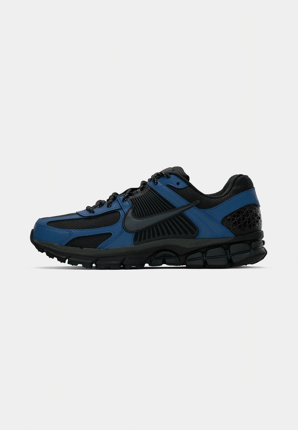Nike Sportswear ZOOM VOMERO 5 REFLECT - Trainers - black/star blue