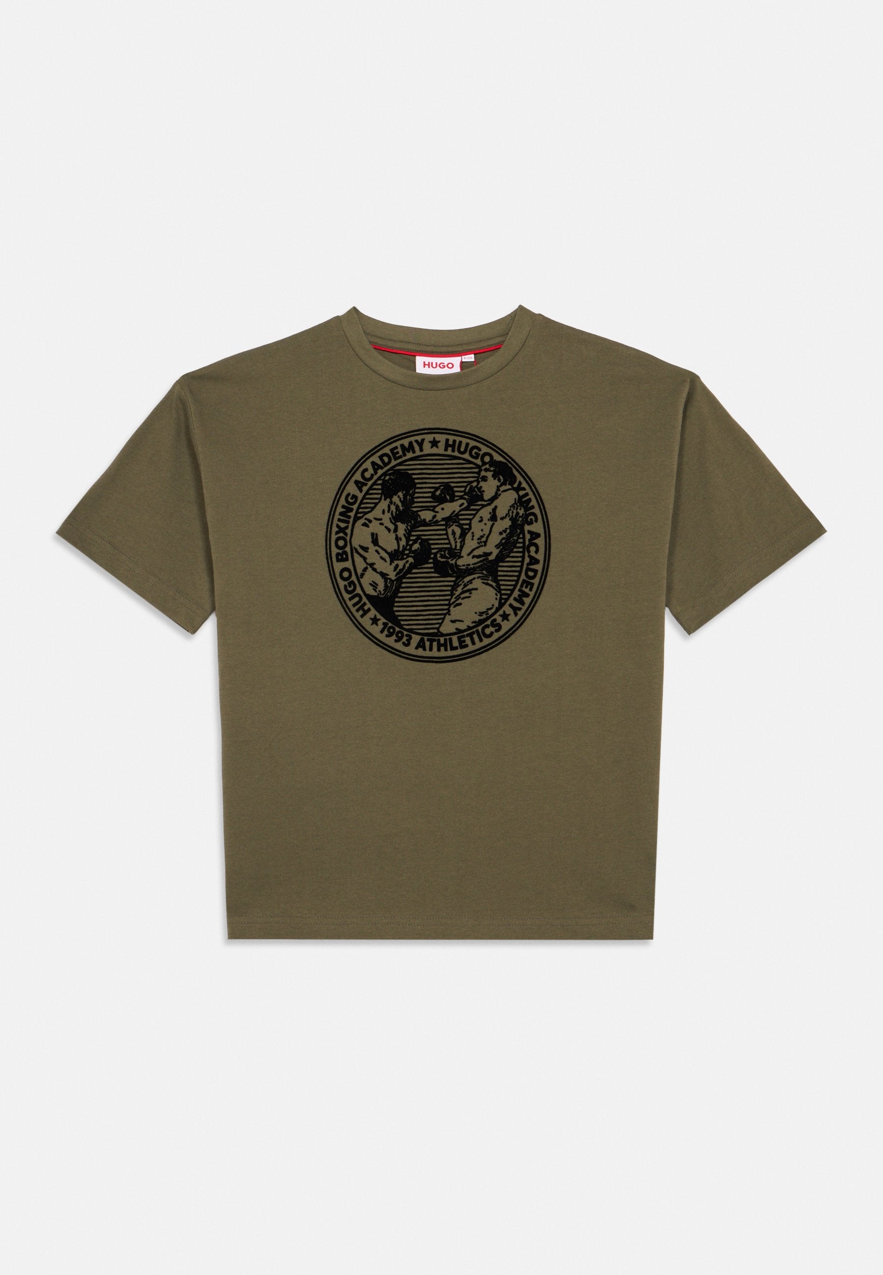 Olivgrünes T-Shirt mit schwarzem, rundem Motiv zweier Boxkämpfer beim Sparring und dem Text "Hugo Boxing Academy 1993 Athletics."