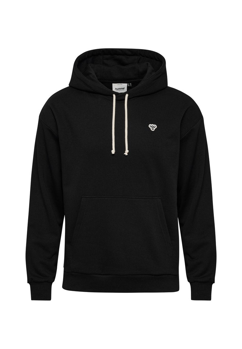 Schwarzer Kapuzenpullover mit einer vorderen Kängurutasche, weißen Kordeln und einem kleinen weißen Logo auf der Brust. Weiche Textur des Stoffes.