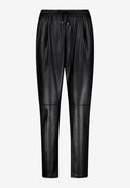 Schwarze Leder-Jogginghosen mit einem elastischen Bund, Kordelzugverschluss und schmal zulaufenden Beinen. Glatte Textur mit minimalen Nähten.