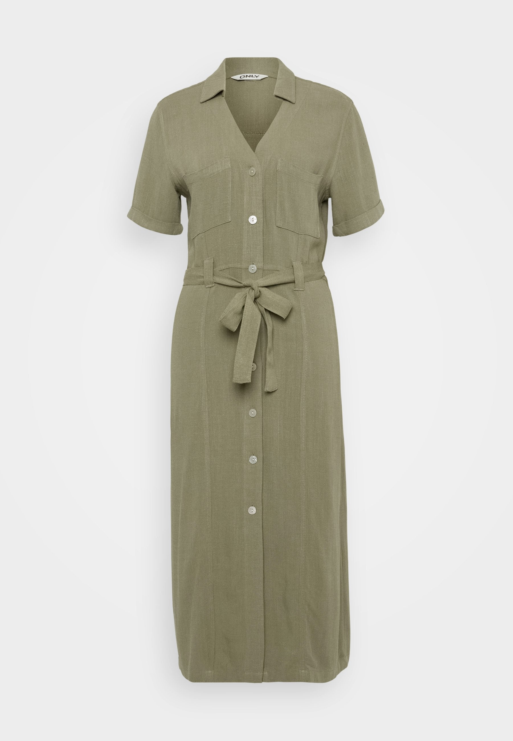 Olivgrünes, knielanges Hemdblusenkleid mit kurzen umgeschlagenen Ärmeln, zwei Brusttaschen und einem Bindegürtel, aus einem leichten Stoff gefertigt.