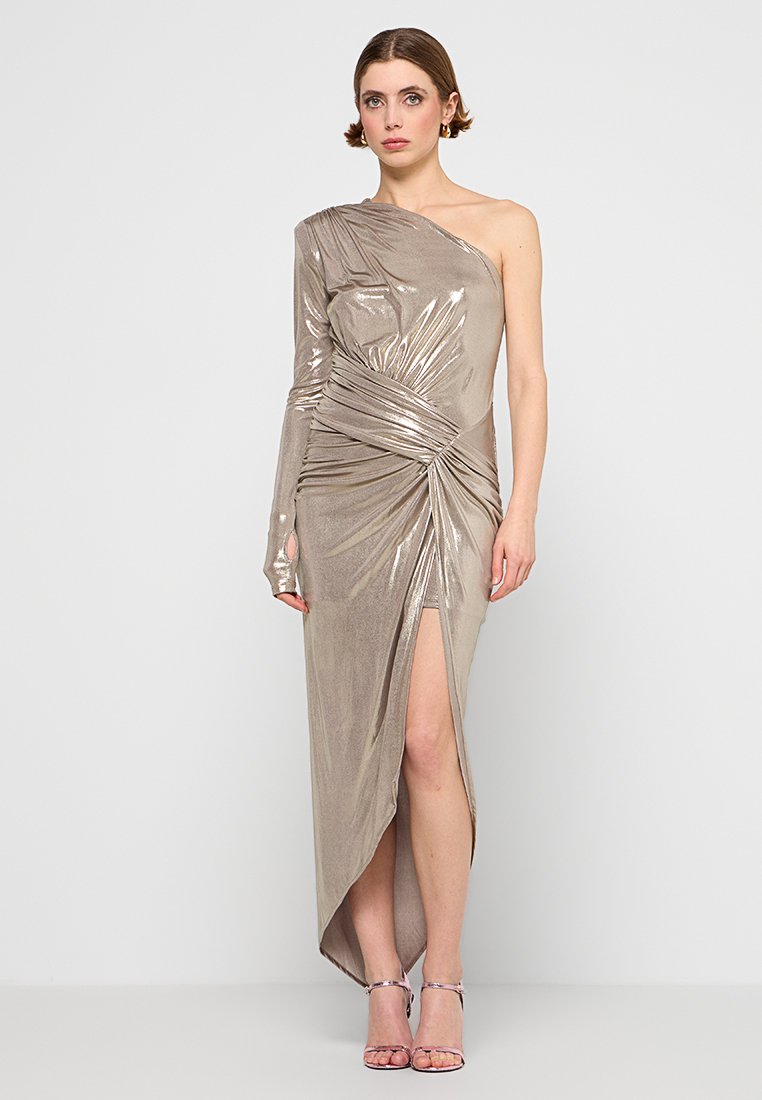 Beige Ein-Schulter-Metallkleid mit drapiertem Textur und Seiten-Schlitz. Verfügt über einen langen Ärmel und einen taillierten Oberkörper. Akzentuiert durch glattes, glänzendes Material.